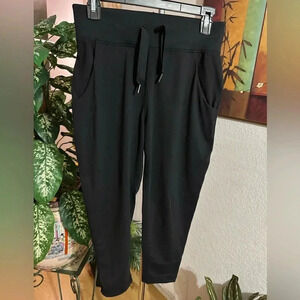 Lululemon black downstring capri pants size 4